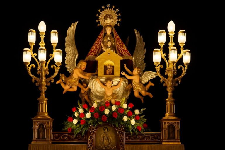 Mare de Déu de Loreto в Хавее: история, традиции и культурное наследие Статуя Девы Лорето с ангелами и подсвечниками во время ночной процессии в Хавее