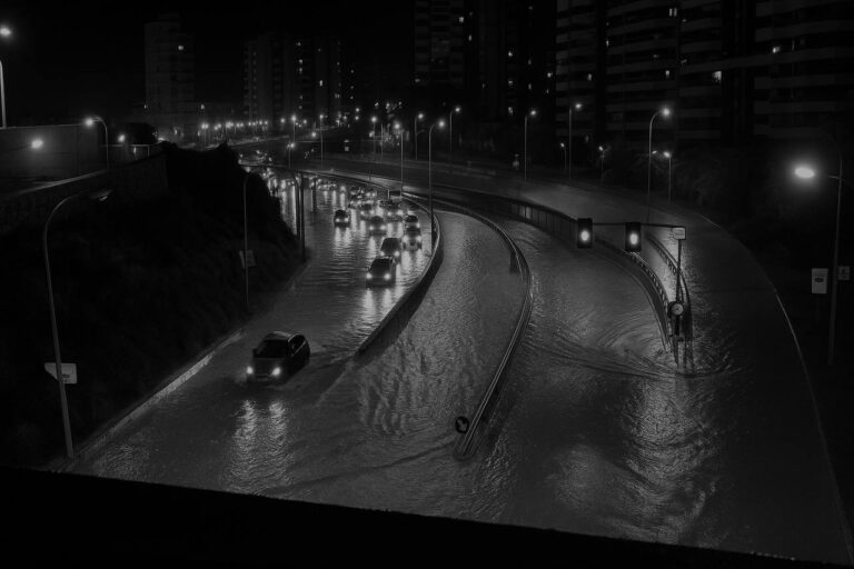 🌧️ Наводнение в Аликанте 30 сентября 1997 года: день, когда город утонул в воде Черно-белое фото затопленных улиц Аликанте ночью, 30 сентября 1997 года, машины стоят в воде