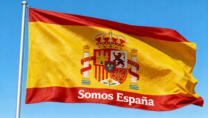 Флаг Испании — красно-жёлто-красное полотнище с гербом и надписью «Somos España»