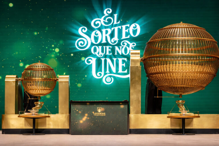 Барабаны Рождественской лотереи Испании Sorteo Extraordinario de Navidad на сцене официального розыгрыша