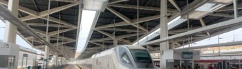 Скоростной поезд AVE Renfe на платформе вокзала Валенсия-Хоакин Соролья, вид со стороны путей