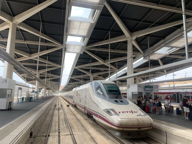 Скоростной поезд AVE Renfe на платформе вокзала Валенсия-Хоакин Соролья, вид со стороны путей