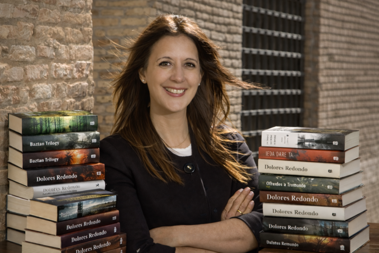 Долорес Редондо Гарсия (Dolores Redondo García) среди своих книг