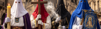 Nazarenos разных братств Semana Santa с символами: свеча, крест, кадило и знамя на фоне готической церкви