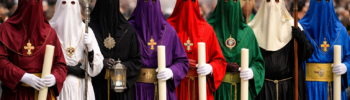 Назаренос (nazarenos) в разных цветах туник и капироте во время процессии Semana Santa