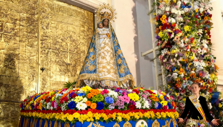 Статуя Virgen del Sufragio — покровительницы Бенидорма — на украшенном цветами постаменте во время городского праздника