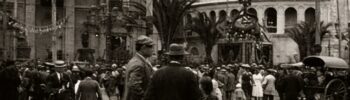Площадь Девы Марии (plaza de la Virgen) в Валенсии (Valencia) с установленными тентами и столбами els hòmens de la vergonya