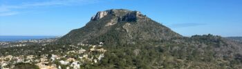 Гора Монтго в Дении с видом на жилые районы и Средиземное море