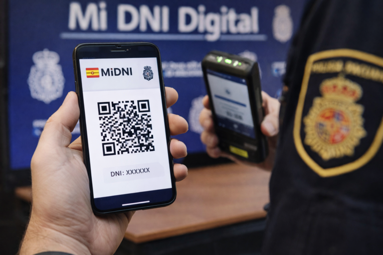 MiDNI в Испании: как работает цифровое удостоверение личности и как загрузить DNI в телефон Цифровое удостоверение личности MiDNI в Испании с QR-кодом на смартфоне