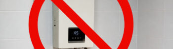 Газовый настенный котёл в квартире с красным запрещающим знаком