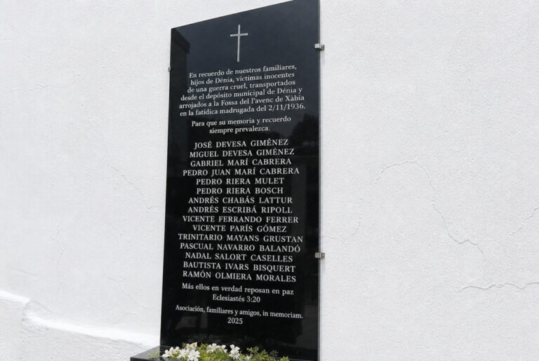 Мемориальная плита на кладбище Дении в память о жертвах «Ночи Авенка» 1936 года