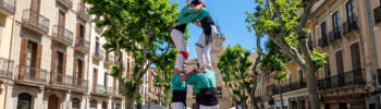 Человеческая башня castells во время фестиваля Trobada d’Escoles en Valencià в Дении