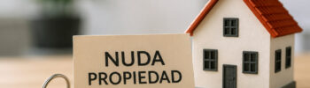 Документ nuda propiedad, ключи и макет дома в Испании