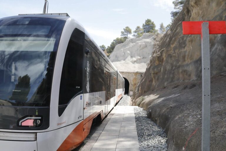 Поезд TRAM d’Alacant на линии между Денией и Аликанте