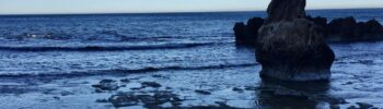 Скалистый берег Ле-Ротес в Дении и Средиземное море