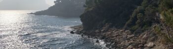 Экологическая тропа Бениссы (Paseo Ecológico de Benissa) с видом на скалу Пеньон-де-Ифач (Peñón de Ifach) в Кальпе.